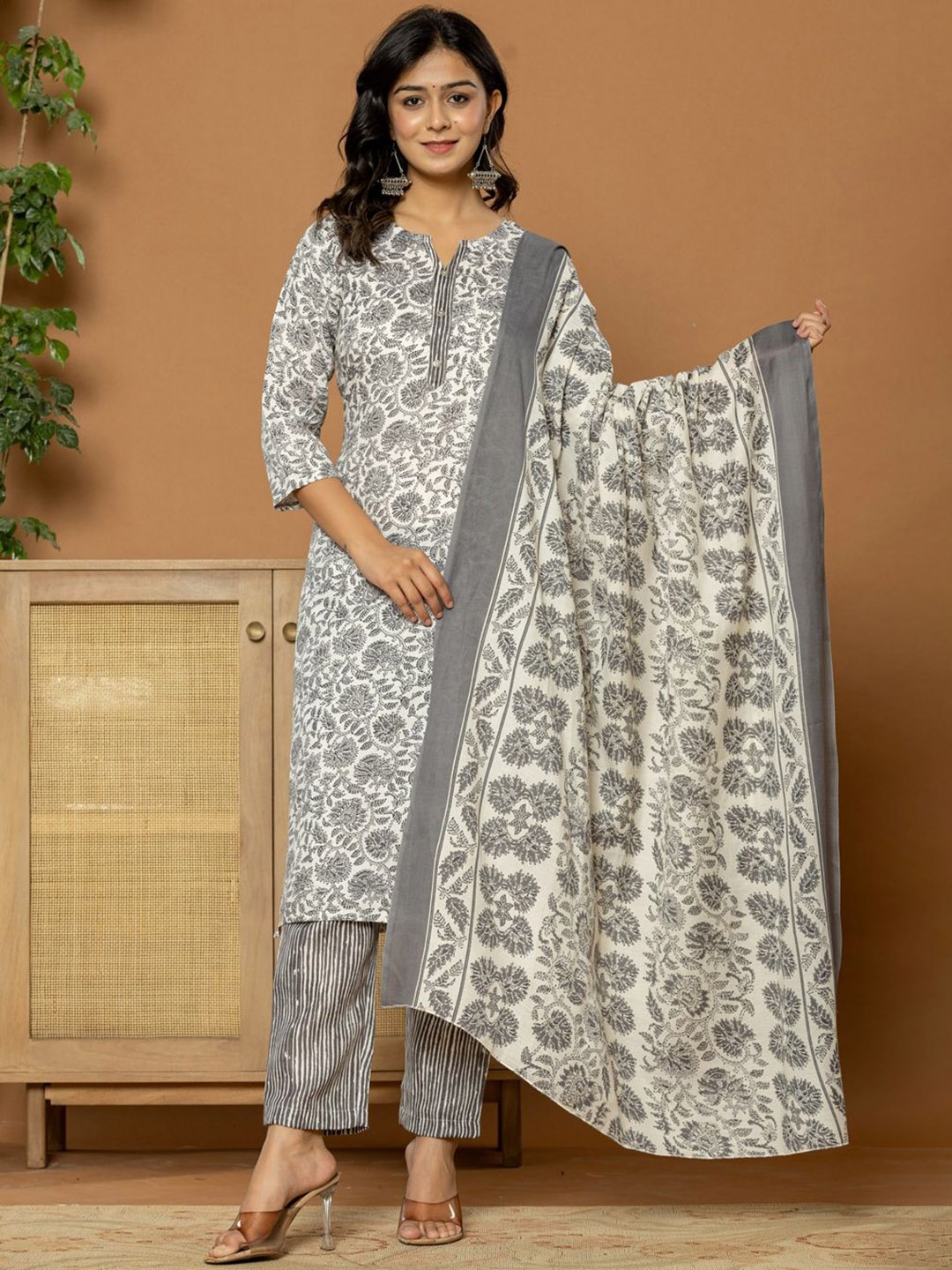 

FLAMBOYANT Women Floral Printed Regular Kurta with Trousers & With Dupatta, Grey