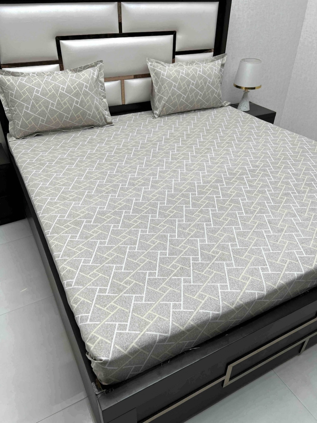 

Pure Decor Beige & White Geometric Queen Bedsheet with 2 Pillow Covers- 2.26 m x 2.55 m