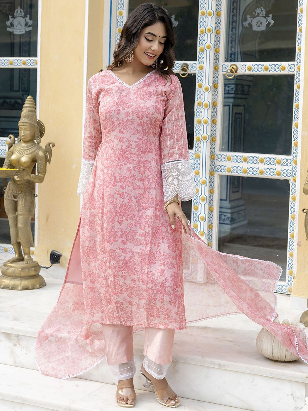 

Navlik Women Floral Printed Regular Kurta with Trousers & With Dupatta, Pink