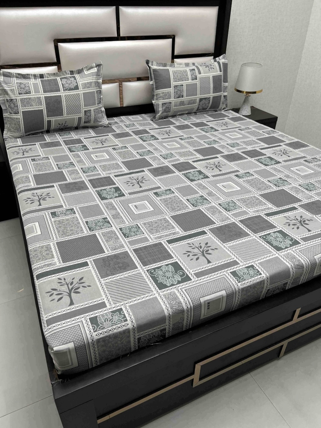 

Pure Decor Passion Grey Geometric Pure Cotton 200 TC Queen Bedsheet Set 2.25 m x 2.56 m