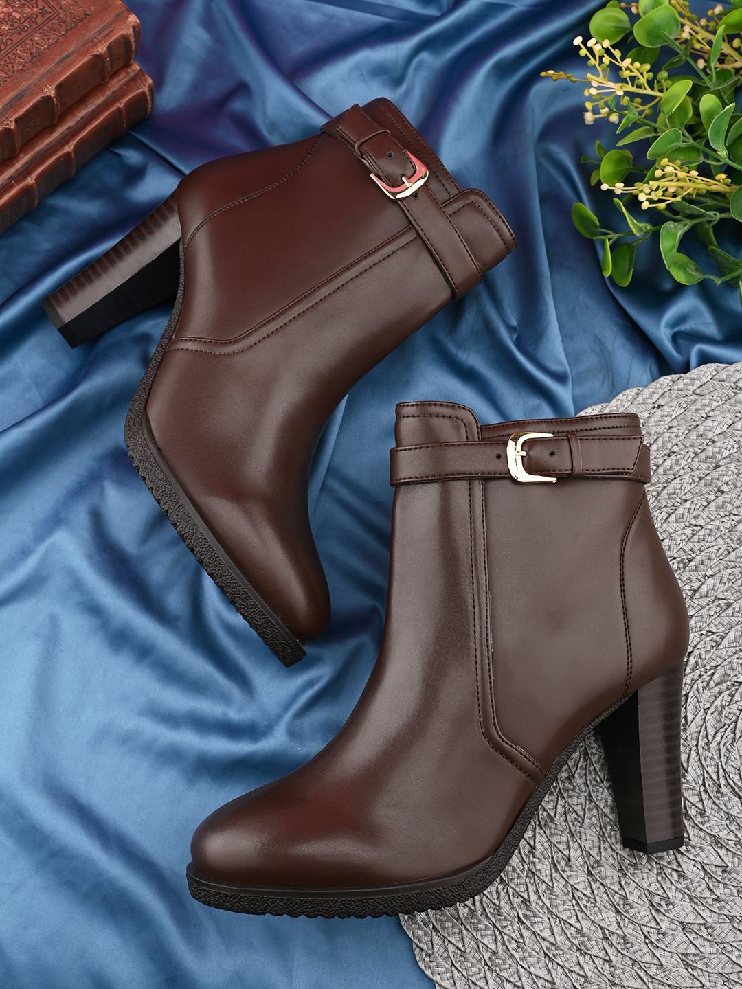 

The Roadster Lifestyle Co Women Slim Heeled Chelsea Boots, Brown