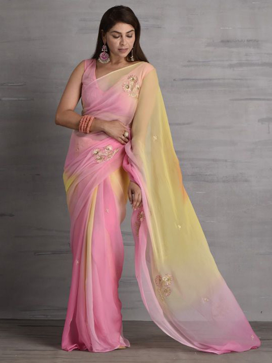 

sutra attire Embellished Aari Work Pure Chiffon Saree, Pink