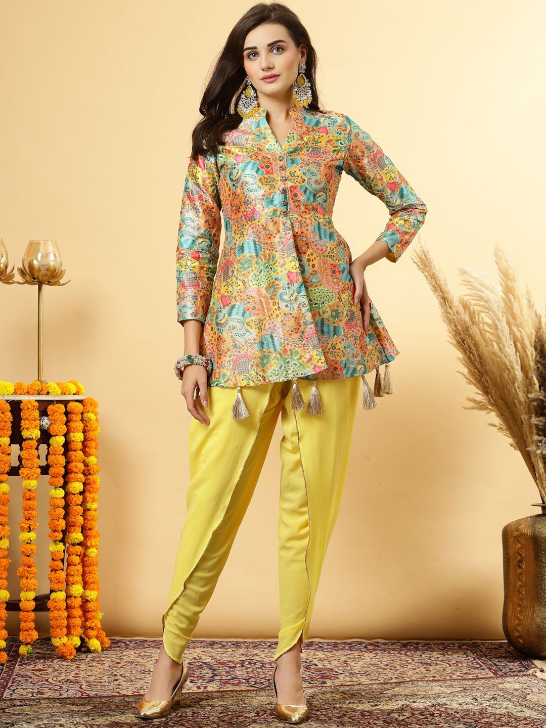 

Get Glamr Printed V-Neck Kurta Set, Yellow