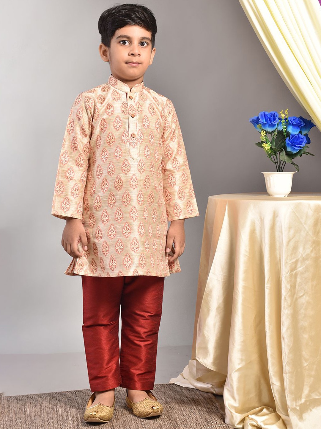 

Pehanaava Boys Floral Embroidered Regular Kurta with Trousers, Red