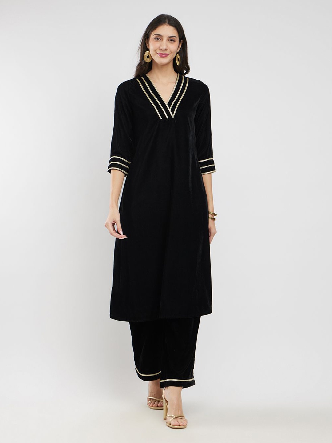 

Pink Fort Women Regular Velvet Kurta with Trousers, Black