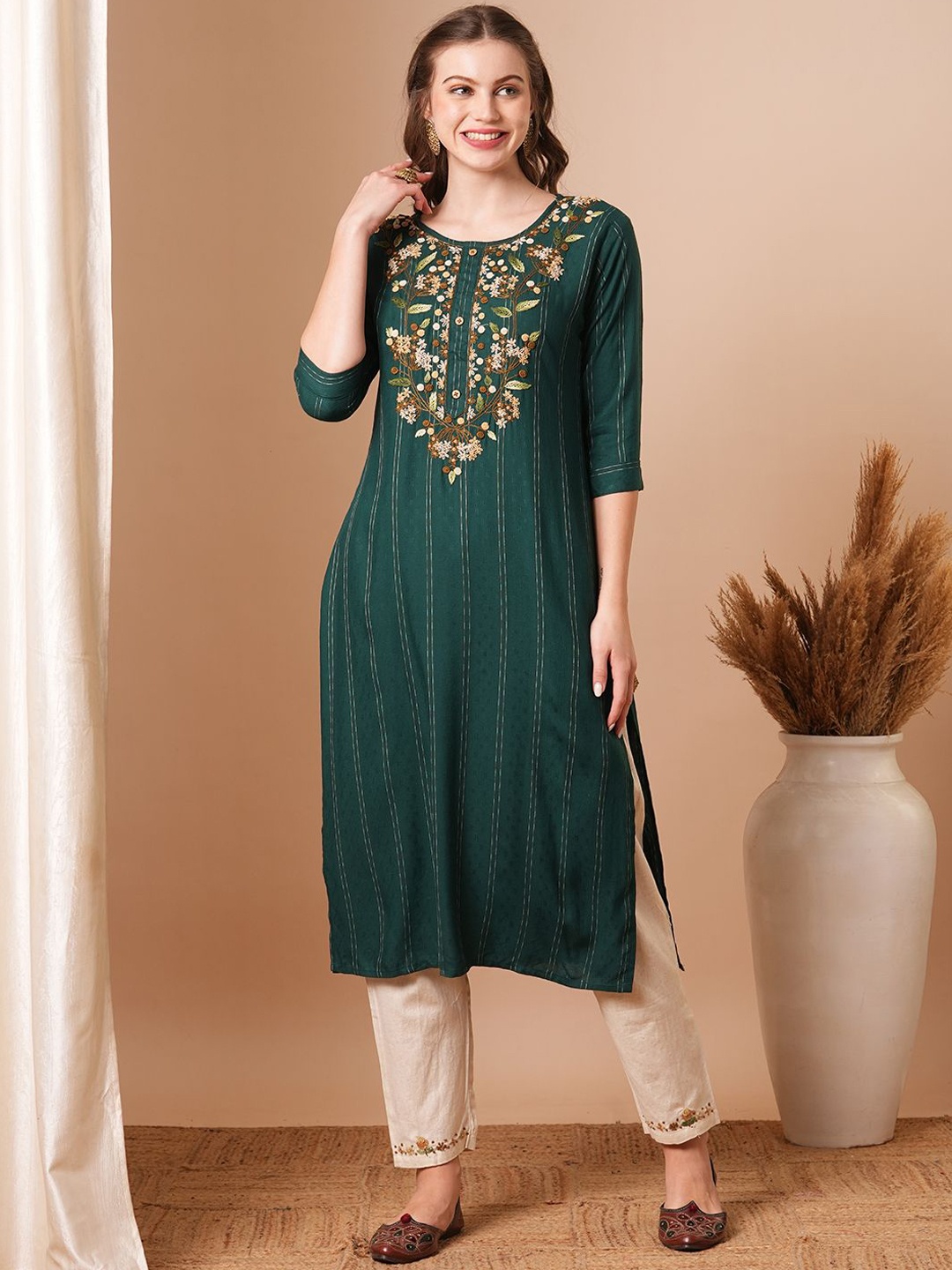 

FASHOR Women Floral Embroidered Straight Fit Kurta With Trousers, Green