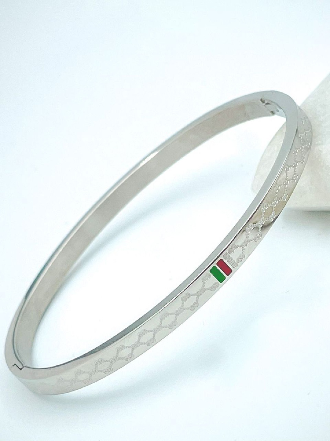 

ZIVOM Women Emerald Enamelled Silver-Plated Kada Bracelet