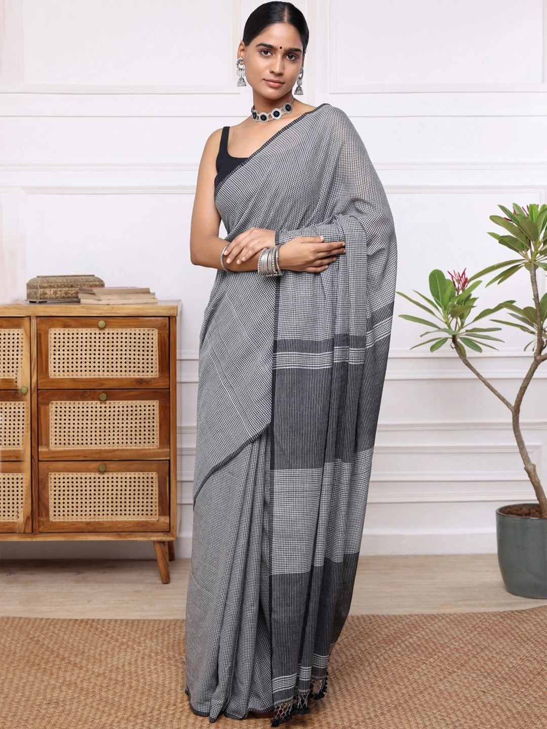 

Sutra Art of Clothing Woven Design Pure Cotton Jamdani Saree, Black