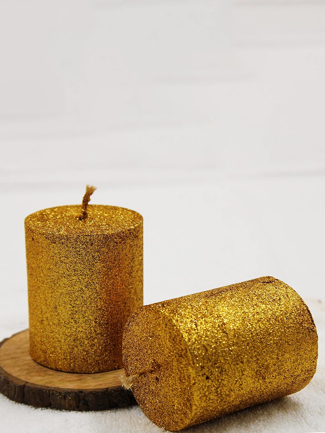 

atorakushon Gold-Toned 2 Pieces Scented Paraffin Pillar Candles