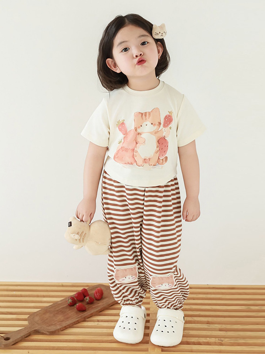 

LULU & SKY Girls Printed Round Neck Short Sleeves T-Shirt With Jogger, Off white