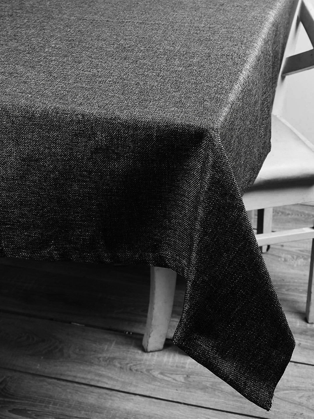 

Lushomes Black 6-Seater Table Cover
