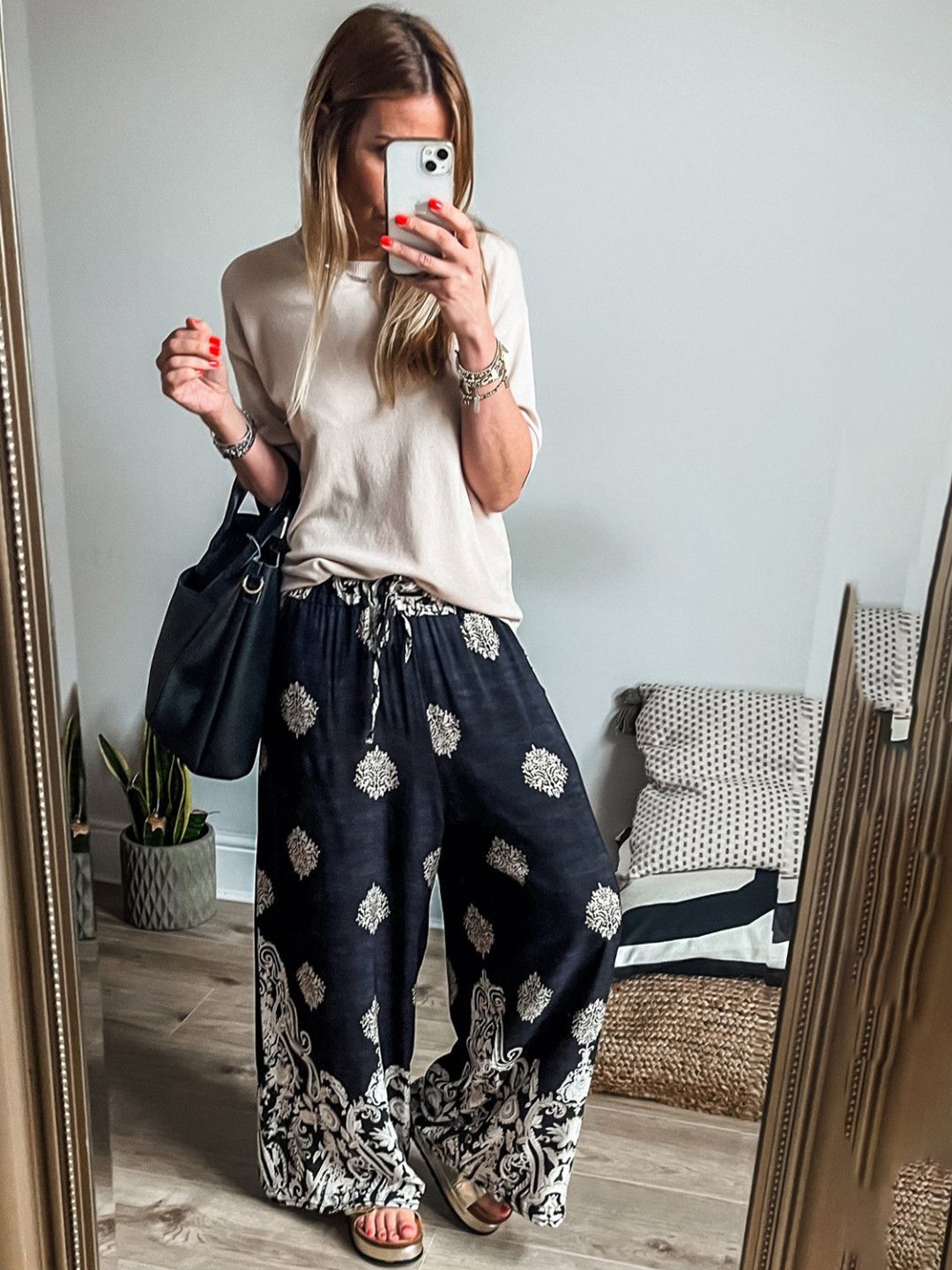 

StyleCast Women Ethnic Motifs Printed Mid-Rise Parallel Trousers, Black