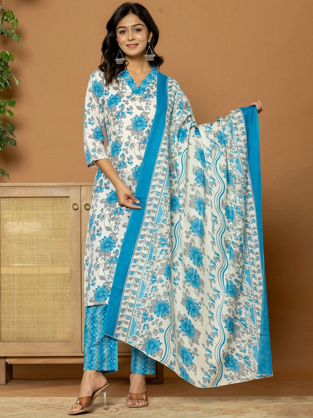 

FLAMBOYANT Women Floral Printed Regular Kurta with Trousers & With Dupatta, White