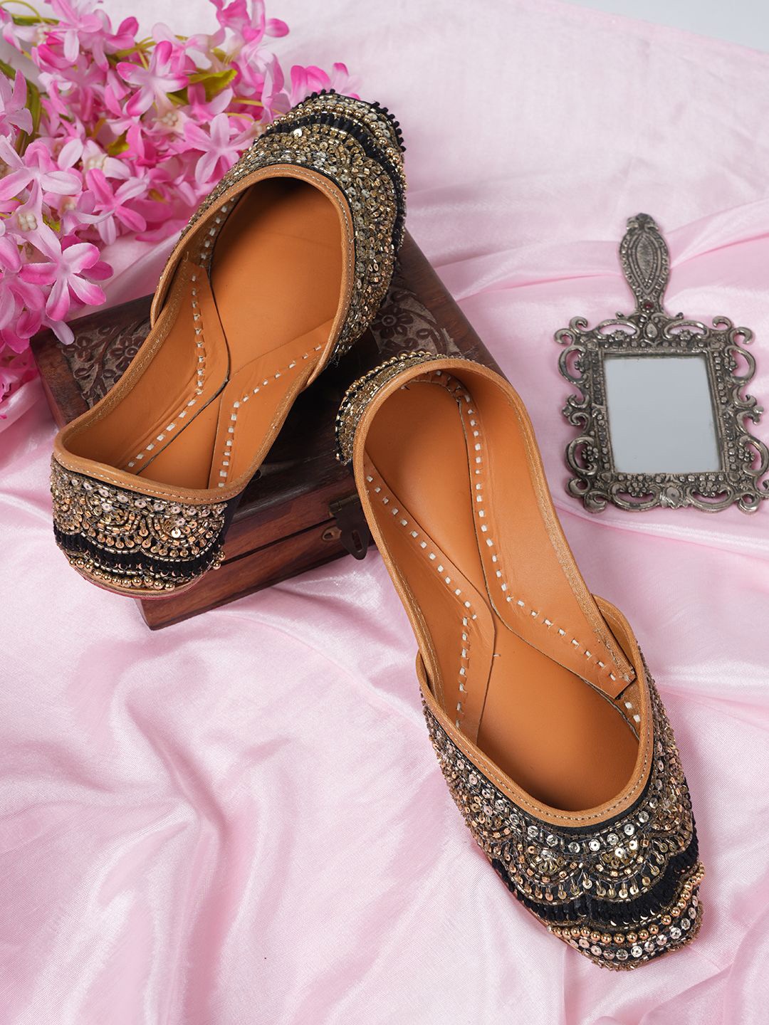 

JUTTIESMAKER Women Embellished Ethnic Leather Mojaris Flats, Black