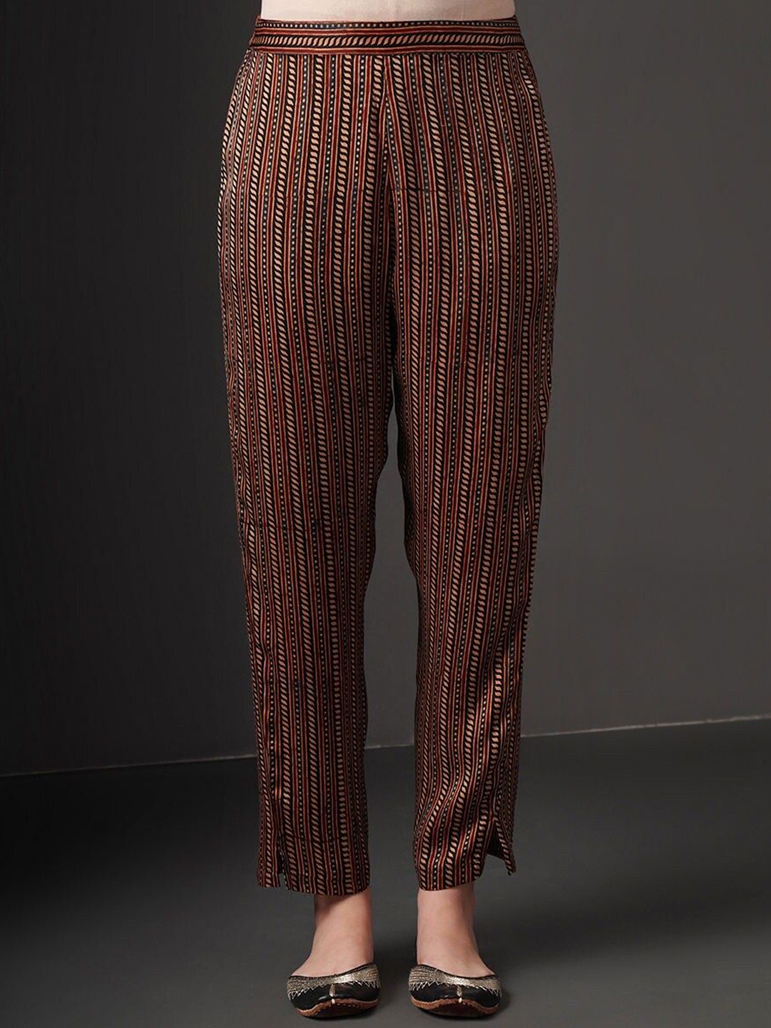 

JAYPORE Women Printed Trousers, Black