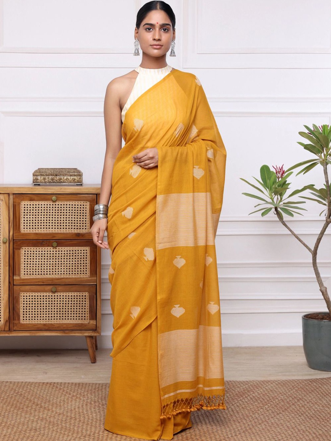 

Sutra Art of Clothing Pure Cotton Jamdani Saree, Yellow