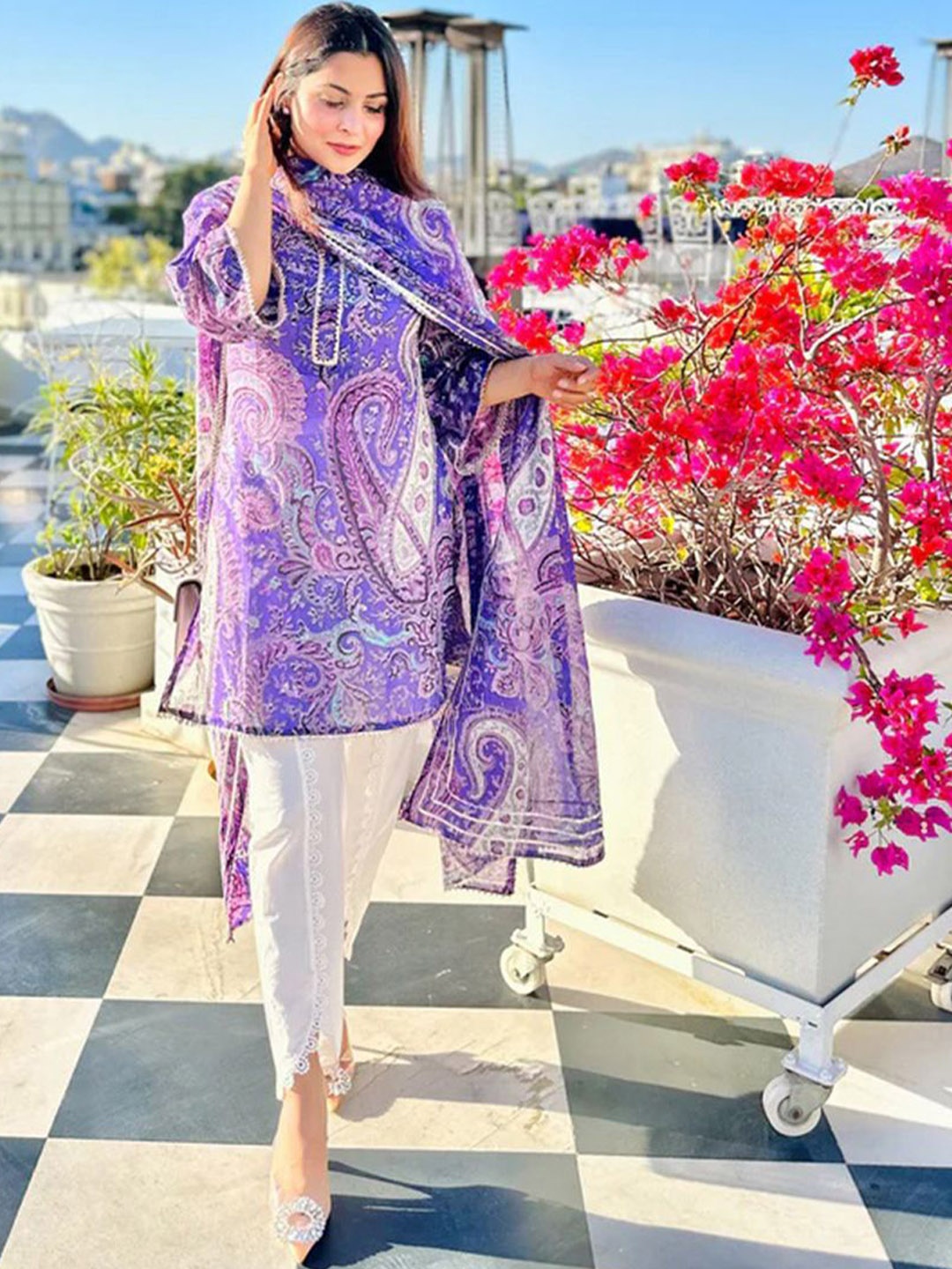 

DIVASTRI Women Paisley Printed Regular Kurta with Trousers & With Dupatta, Purple