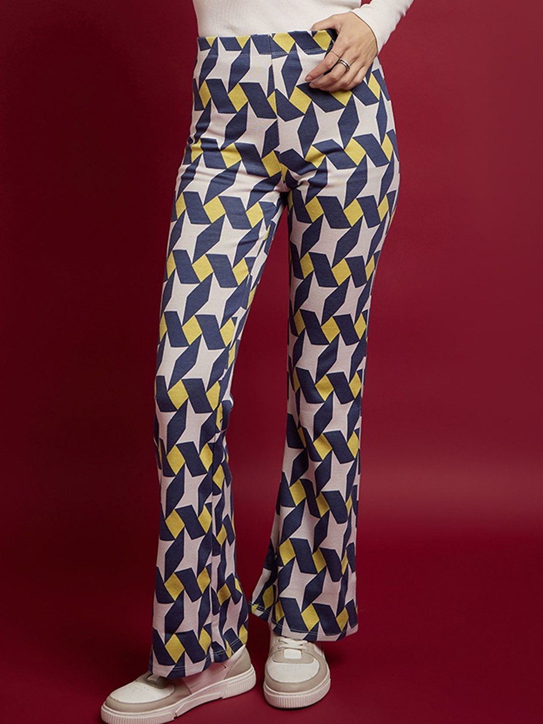 

SASSAFRAS Women Printed Trousers, Yellow