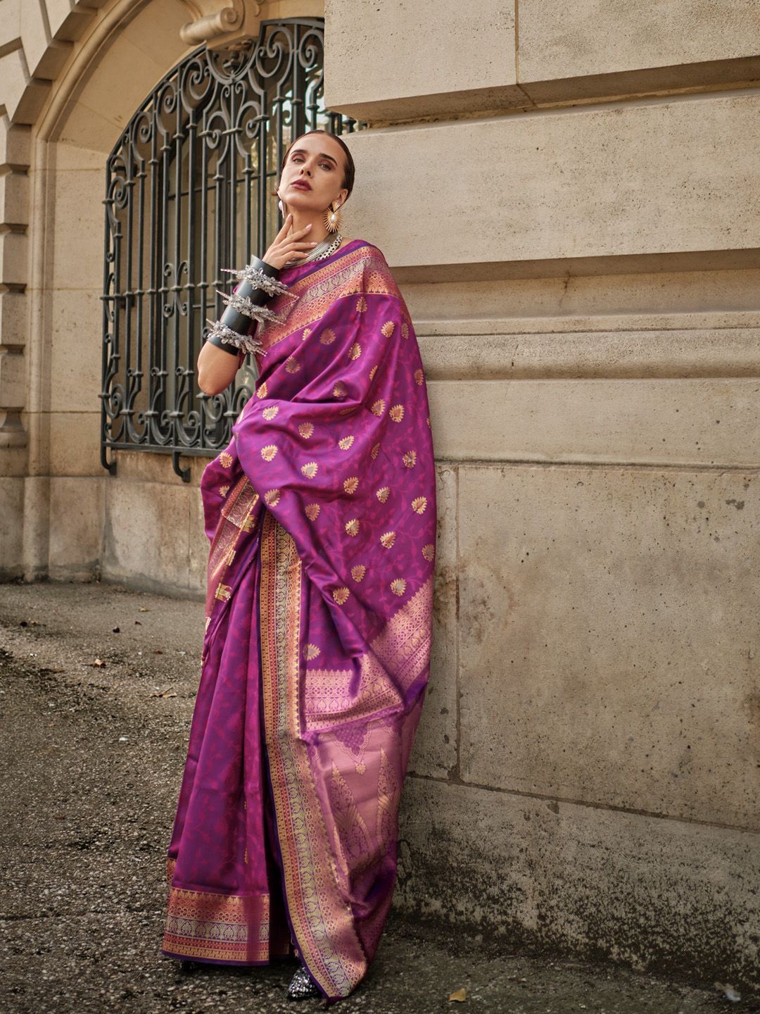 

Ishin Woven Design Zari Heavy Work Saree, Burgundy