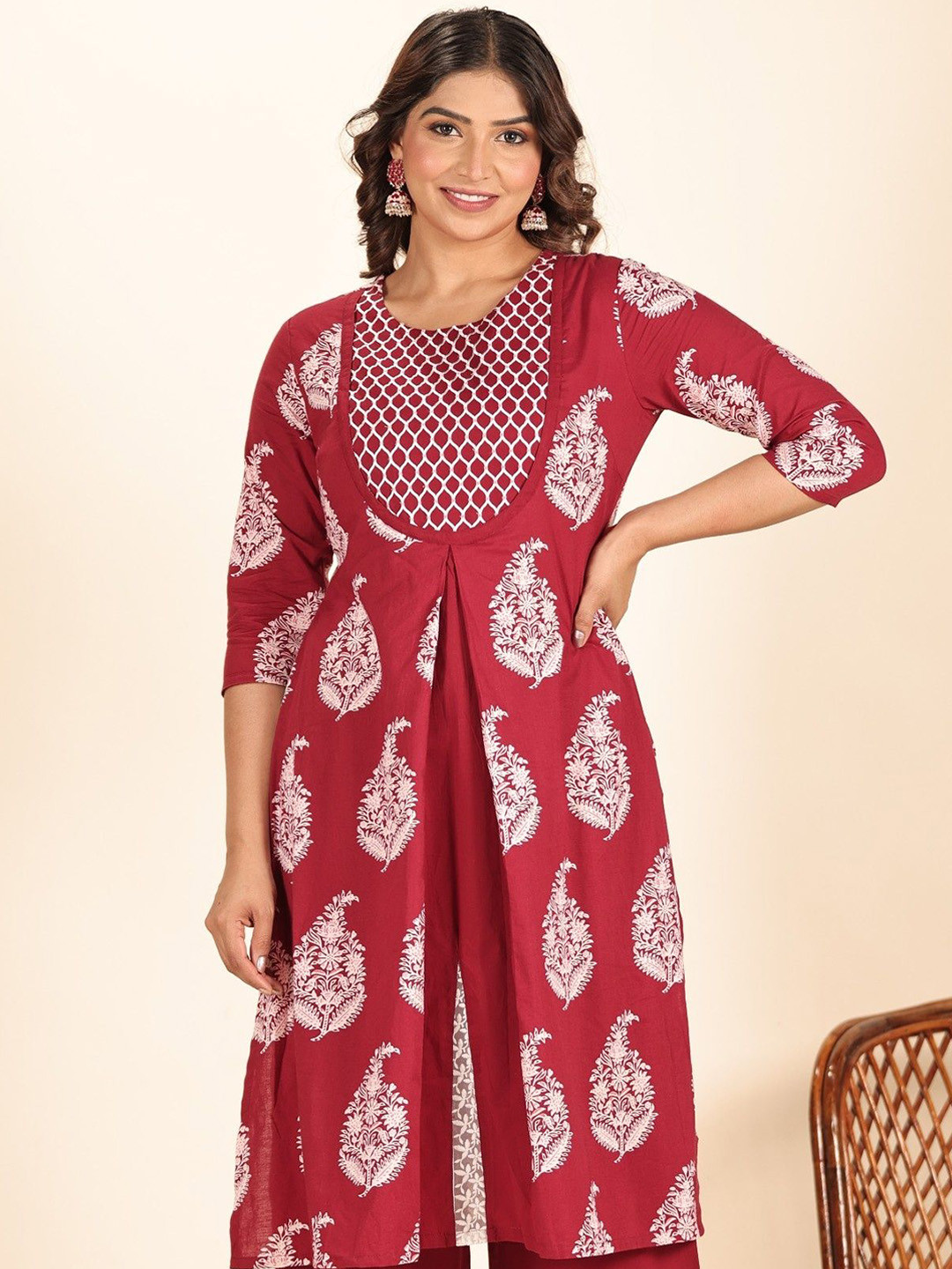 

Aramya Women Floral Printed Thread Work Kurta, Maroon