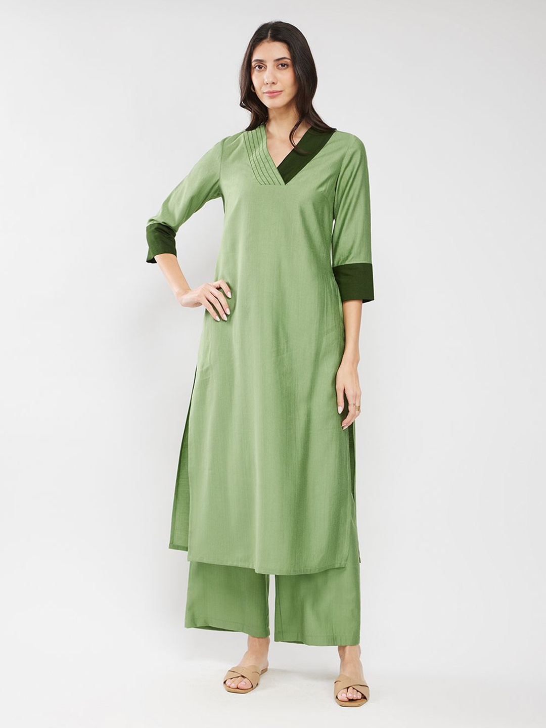 

Pink Fort Women Regular Kurta with Trousers, Green