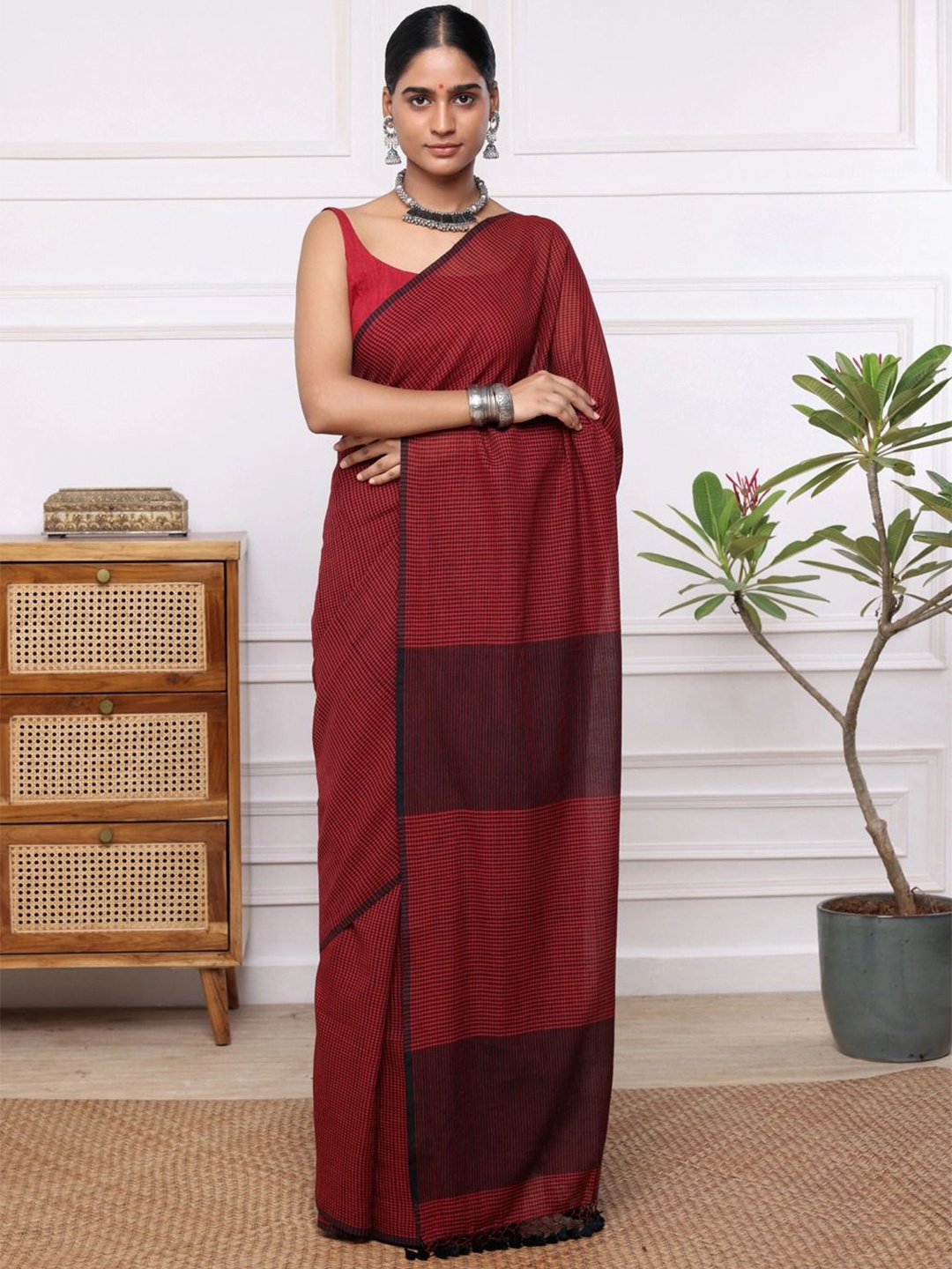 

Sutra Art of Clothing Checked Pure Cotton Jamdani Saree, Red