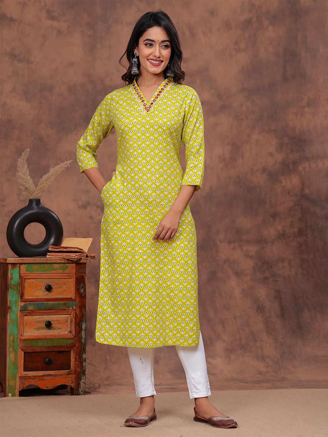 

DIZON Indie Floral Printed V Neck Straight Kurta, Green