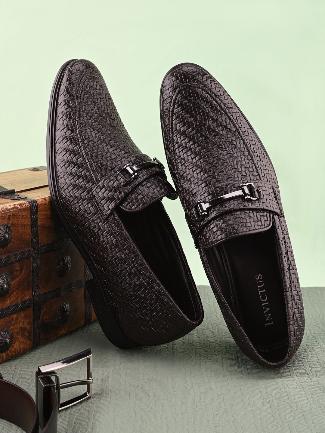 

INVICTUS Men Textured Formal Loafers, Brown