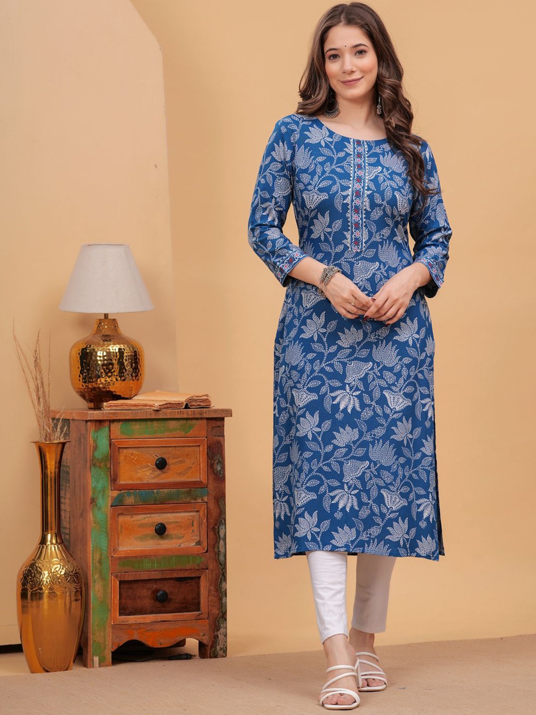 

DK FAB Women Floral Printed Gotta Patti Floral Kurta, Turquoise blue
