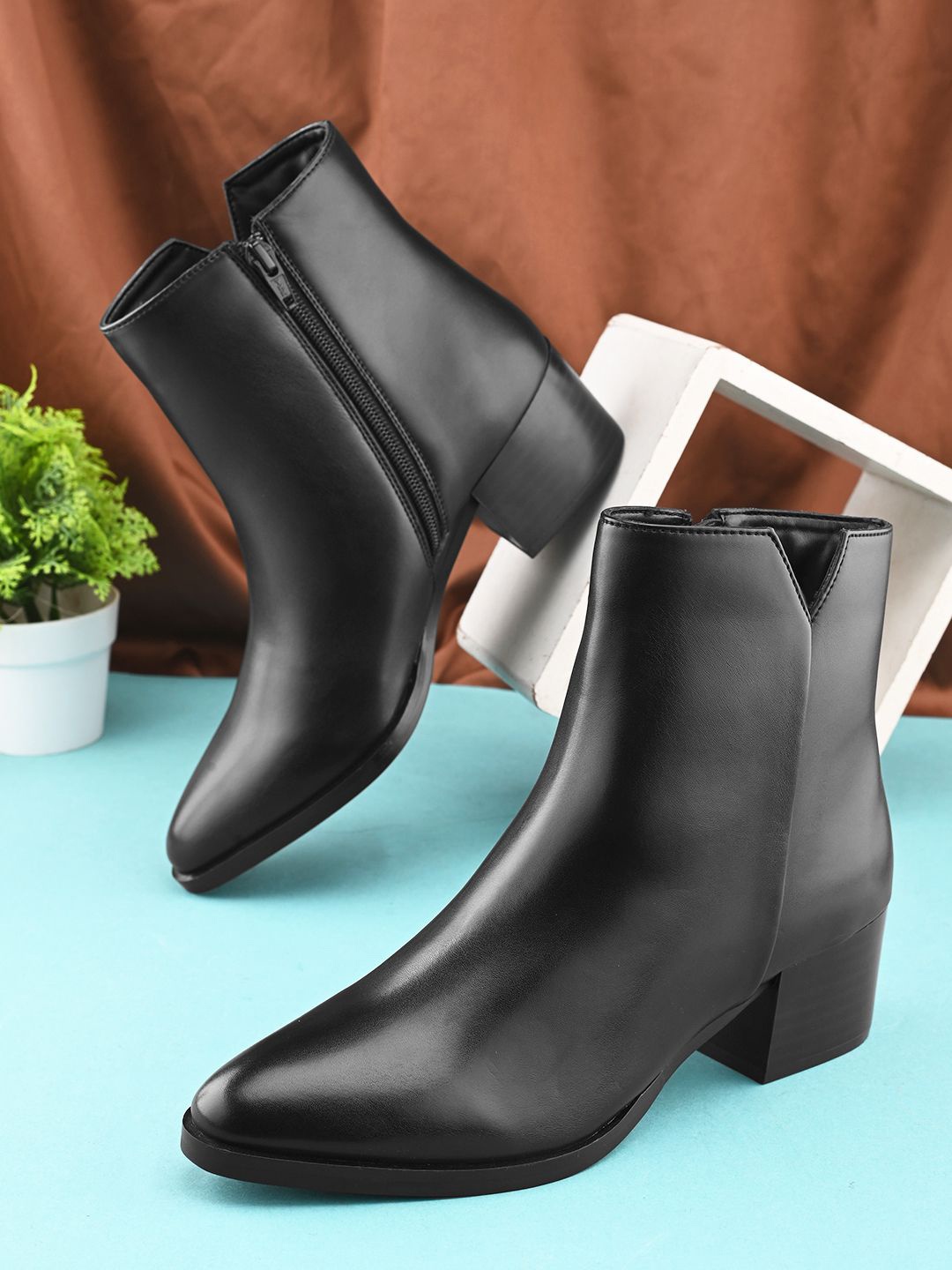 

The Roadster Lifestyle Co. Women Heeled Zipper Boots, Black