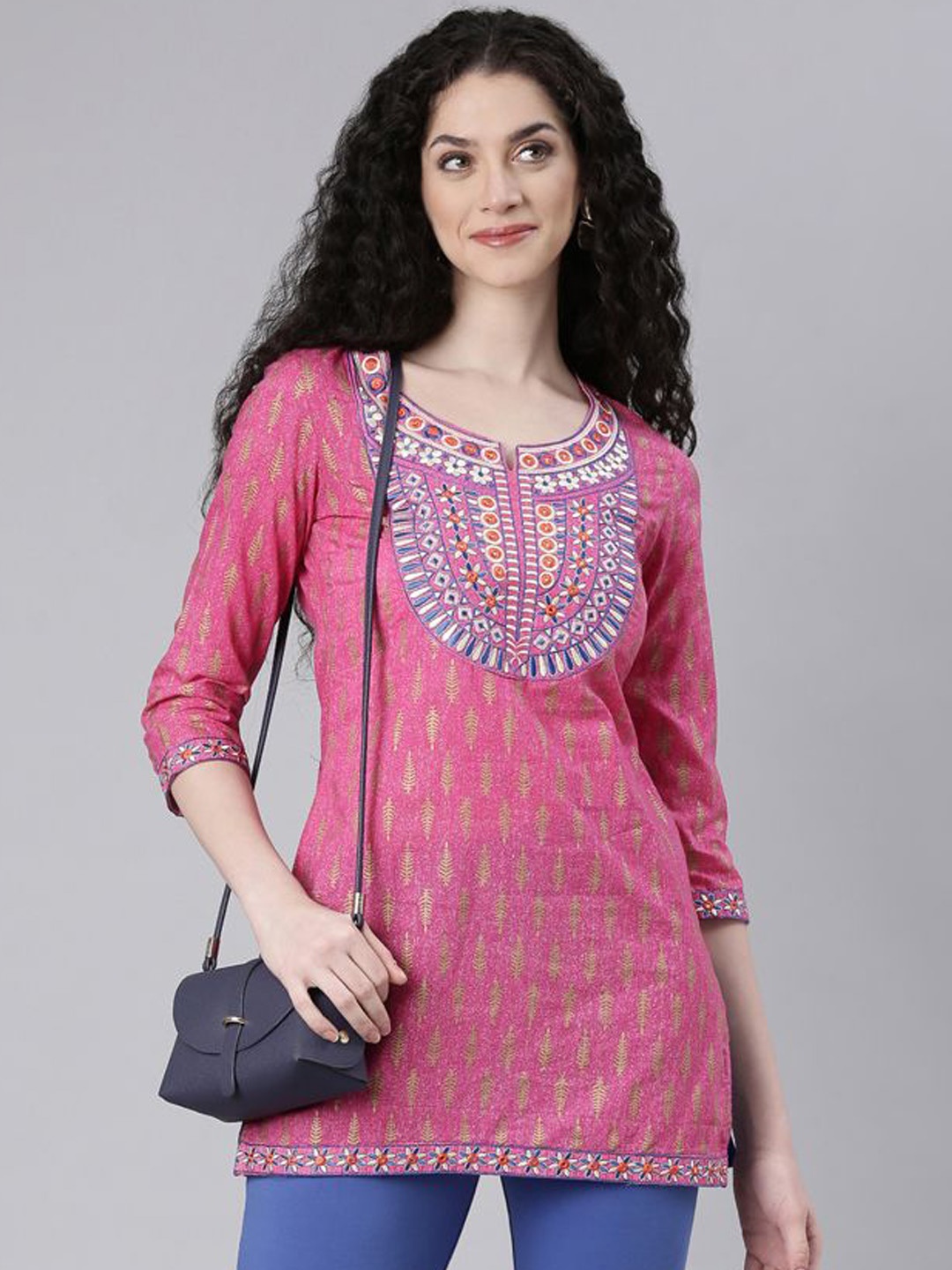 

Souchii Women Printed Grandeur & Majestic Artwork Kurta, Pink