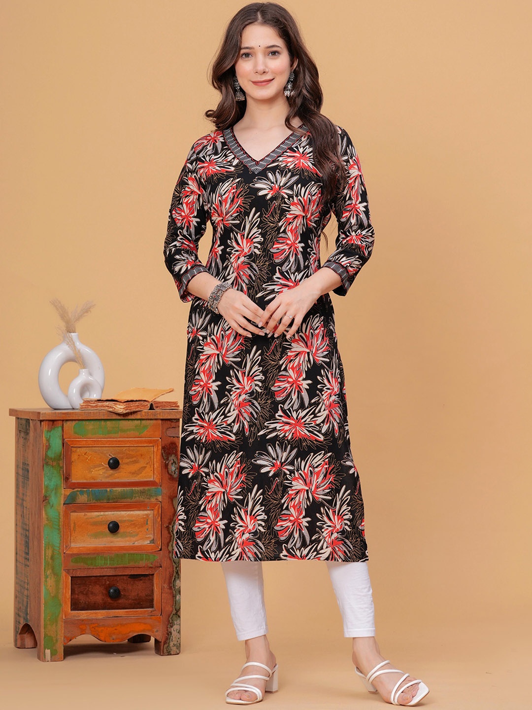 

DK FAB Women Floral Printed Kurta, Black