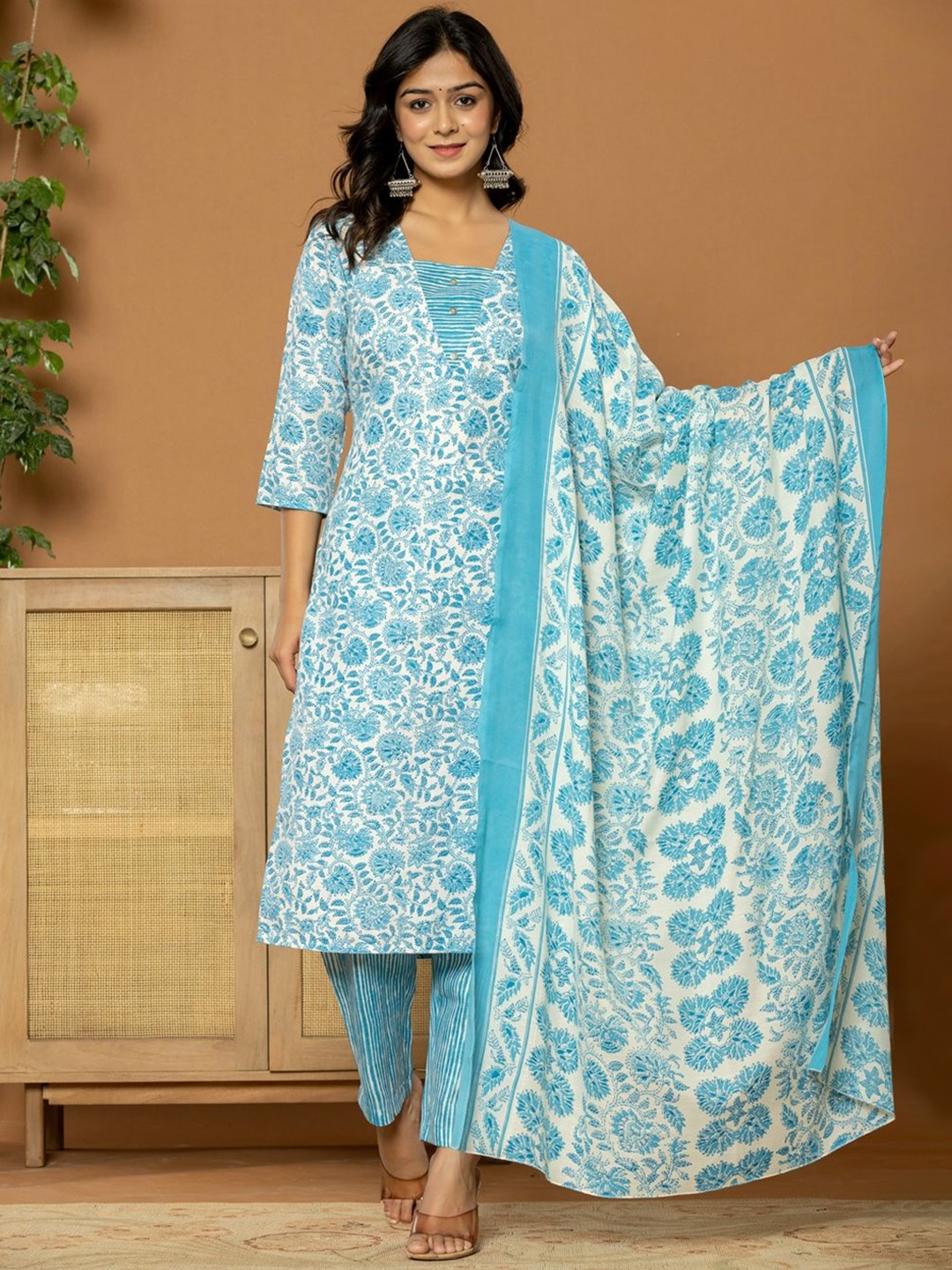

FLAMBOYANT Women Floral Printed Regular Kurta with Trousers & With Dupatta, Blue