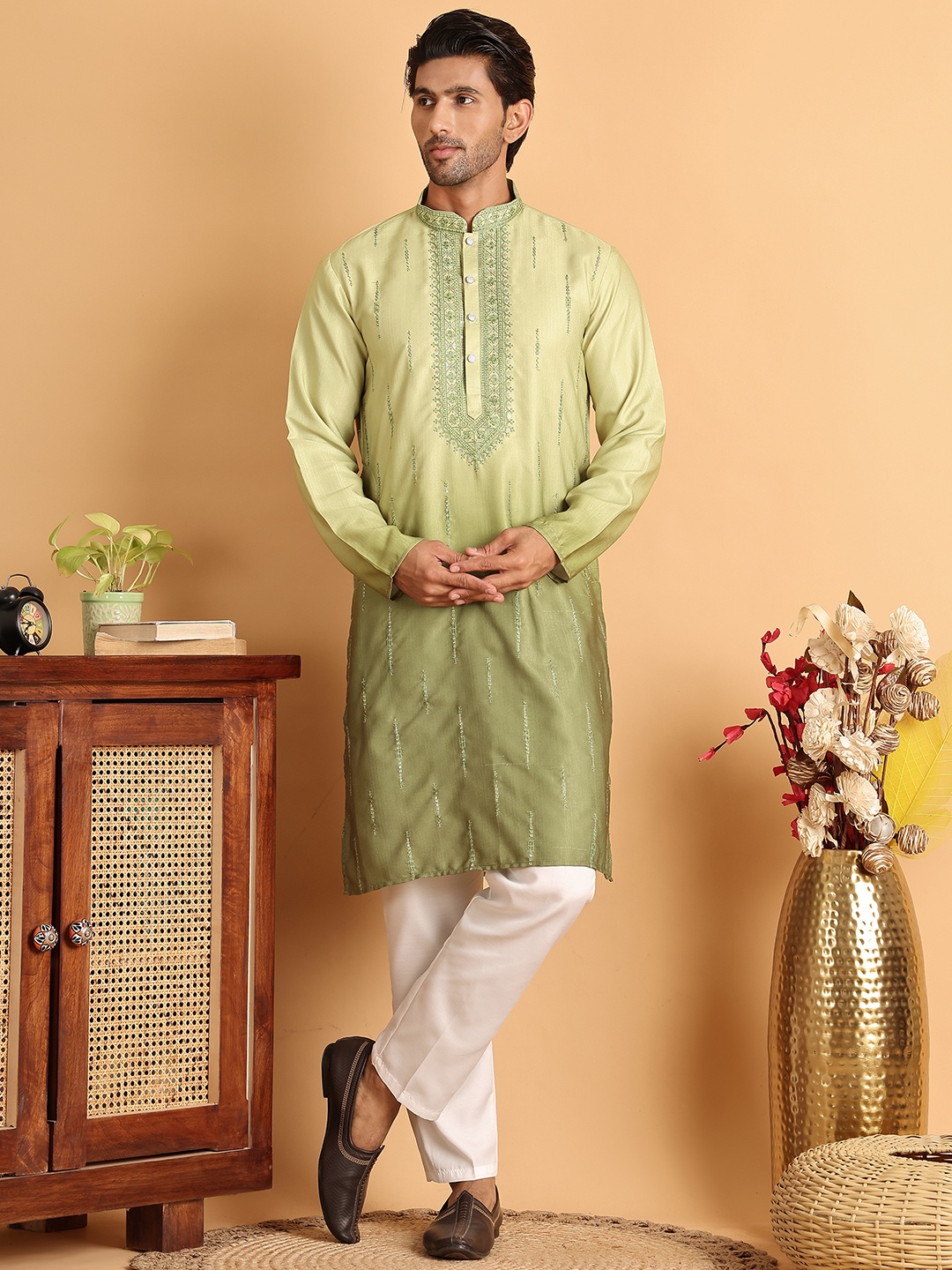 

Jompers Men Ethnic Motifs Embroidered Regular Sequinned Kurta with Pyjamas, Green