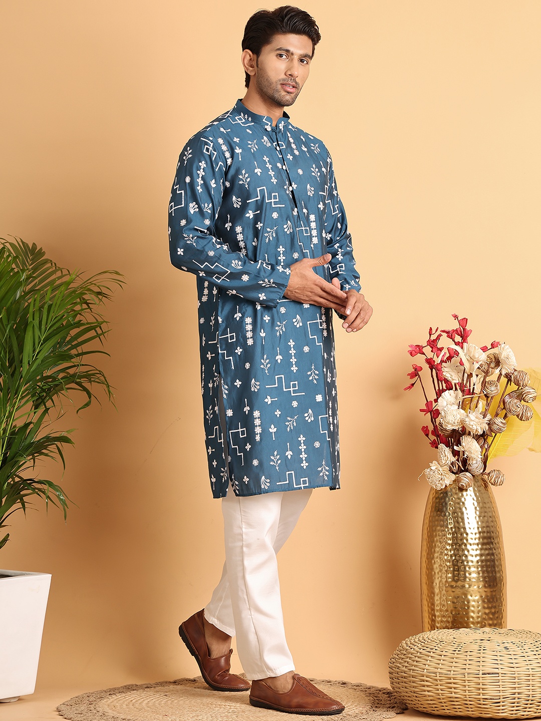 

Jompers Men Floral Embroidered Regular Sequinned Kurta with Pyjamas, Blue
