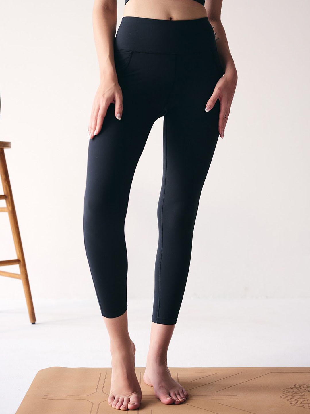 

WiseLife Women Ankle-Length Yoga Tight, Black