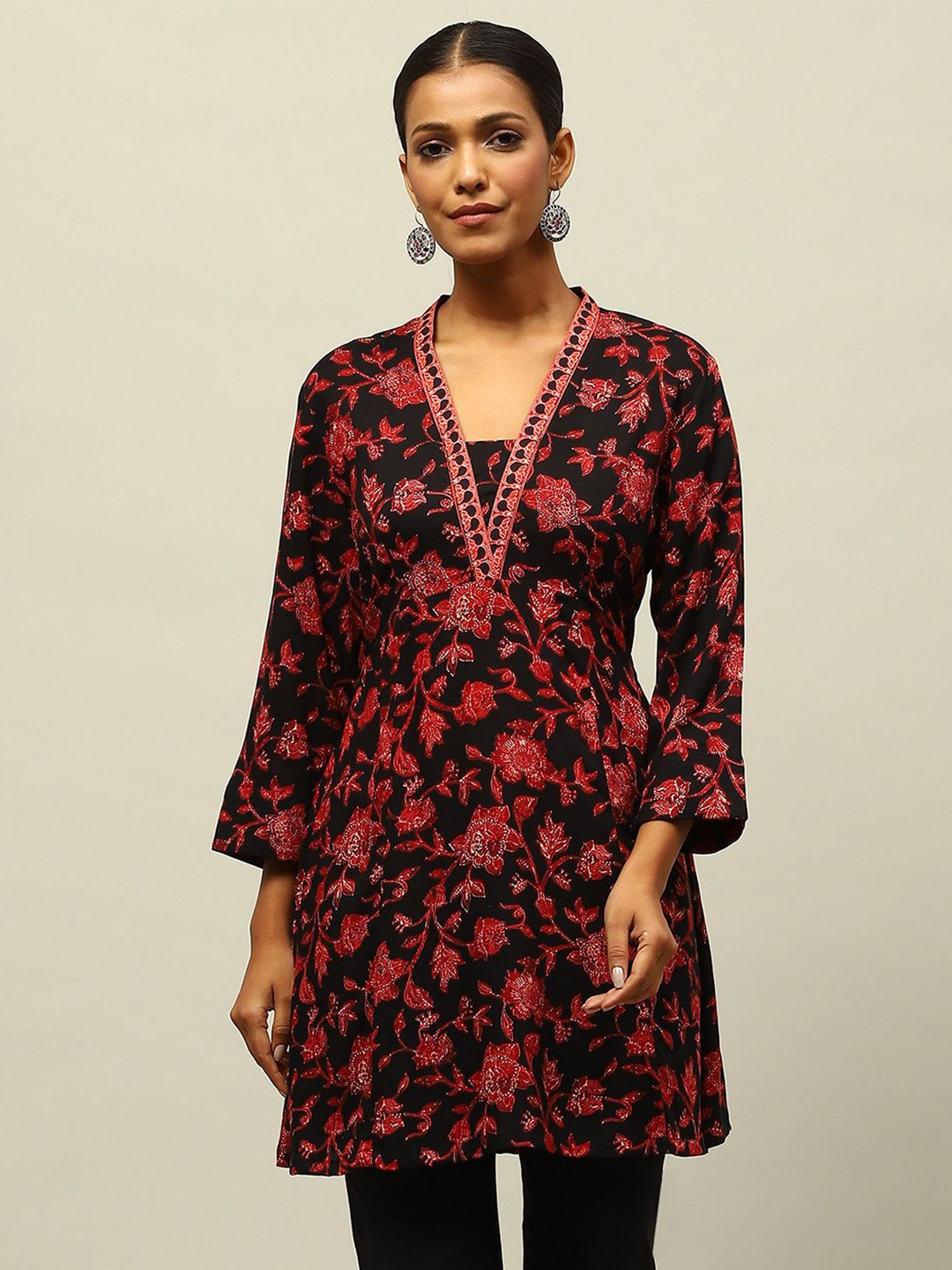 

Rangriti Women Floral Printed V-Neck Kurti, Black