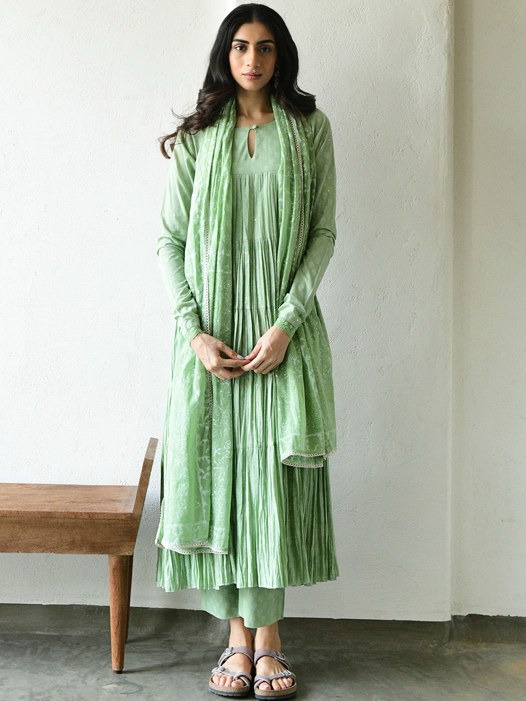 

Resha India Women Floral Tiered Pure Cotton Kurta with Trousers & With Dupatta, Sea green