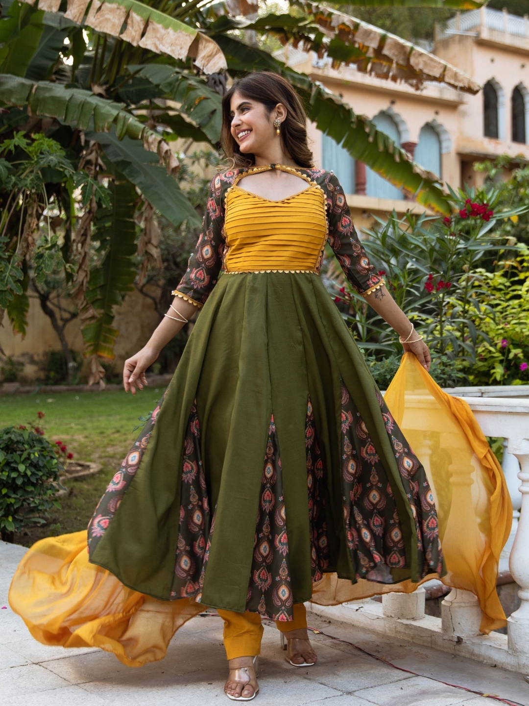 

ASHEERA Women Floral Regular Gotta Patti Kurta with Trousers & With Dupatta, Green