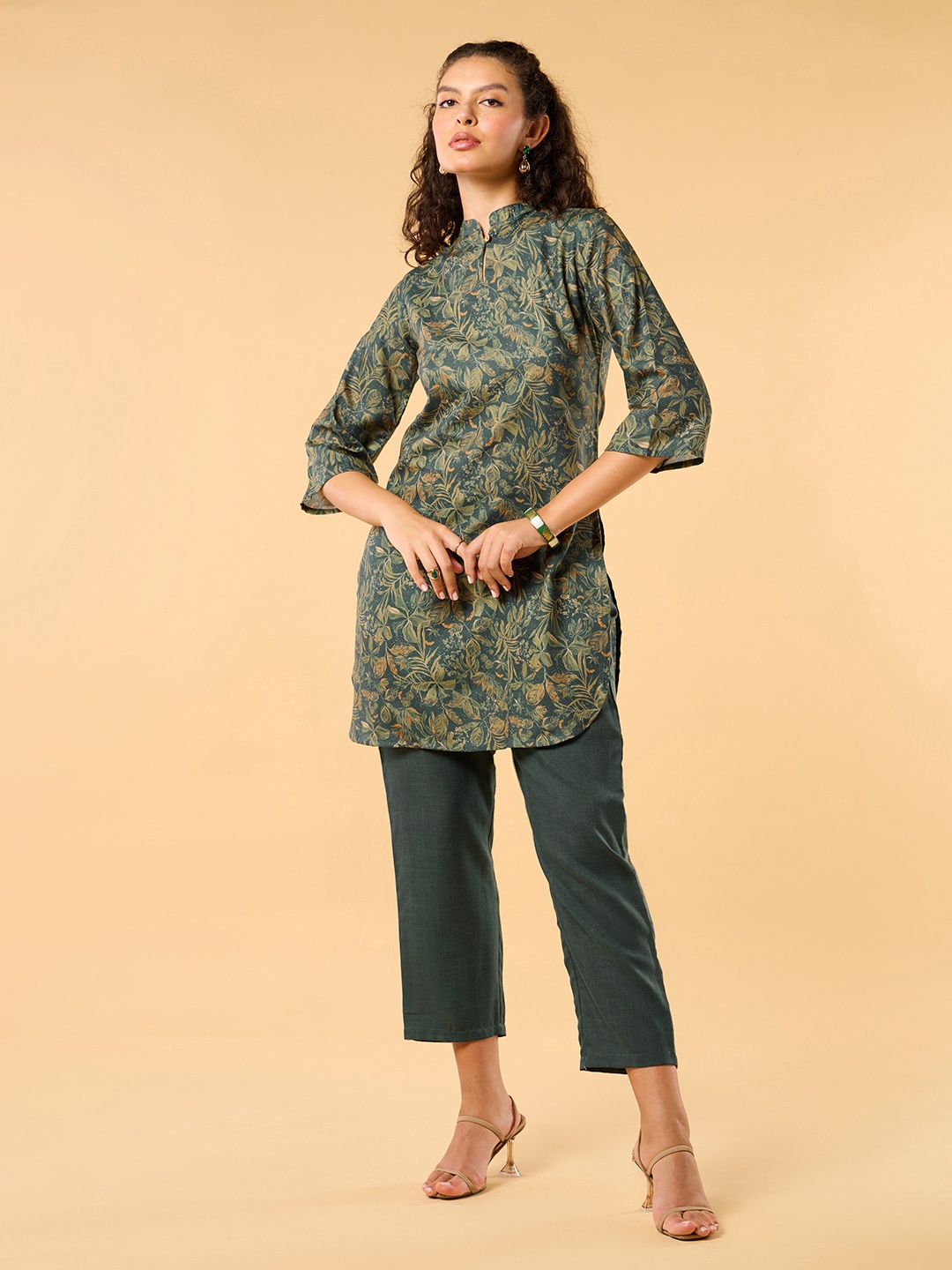 

Saaki Women Printed Regular Kurta with Trousers, Green