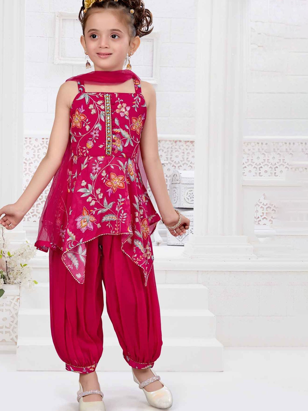 

Lagorii Girls Floral Embroidered Straight Kurta With Patiala & Dupatta, Red
