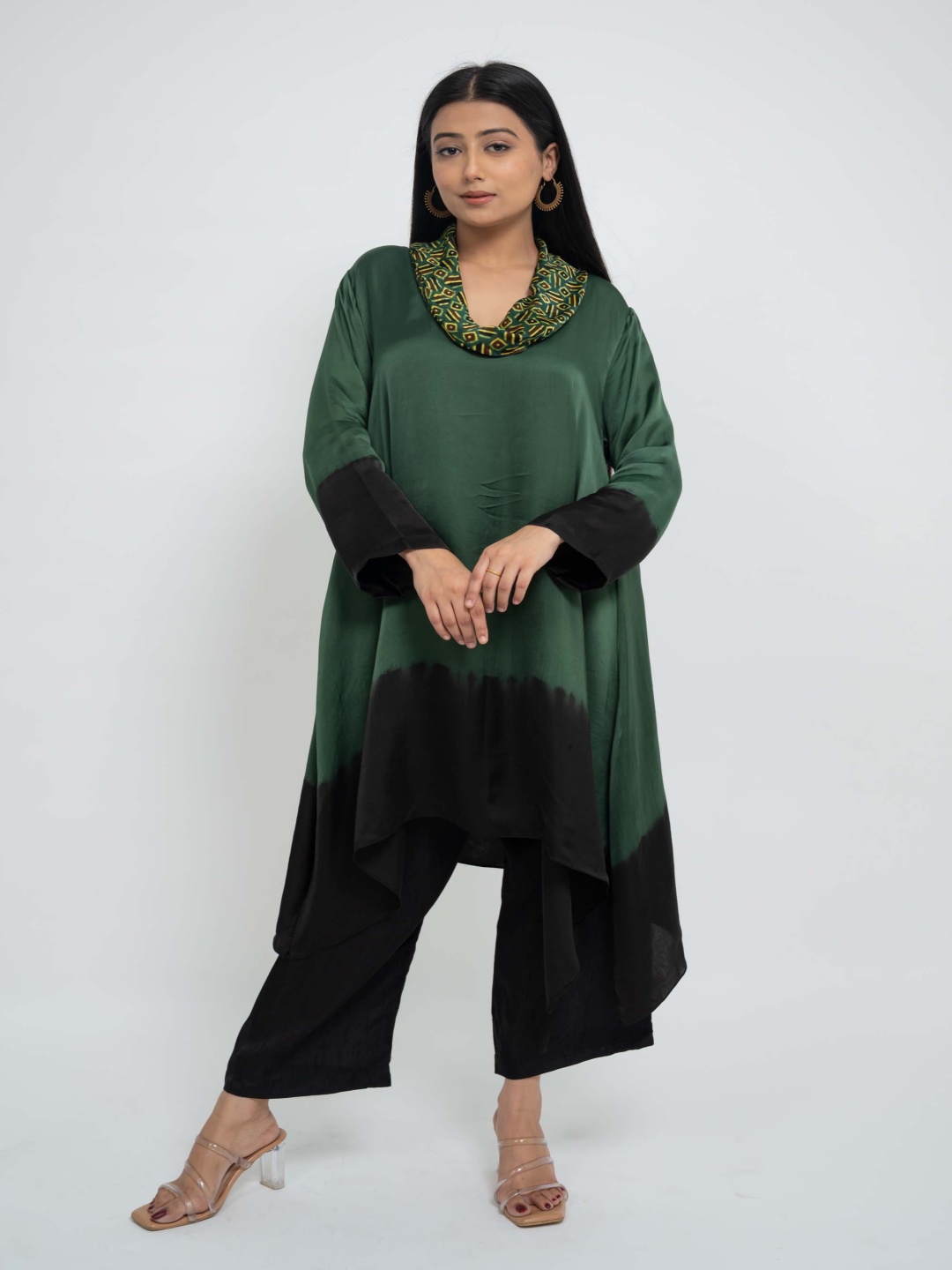 

AFFAIRE'S BY LEVELL5 Shawl Neck Colourblocked Tunic With Trousers, Green