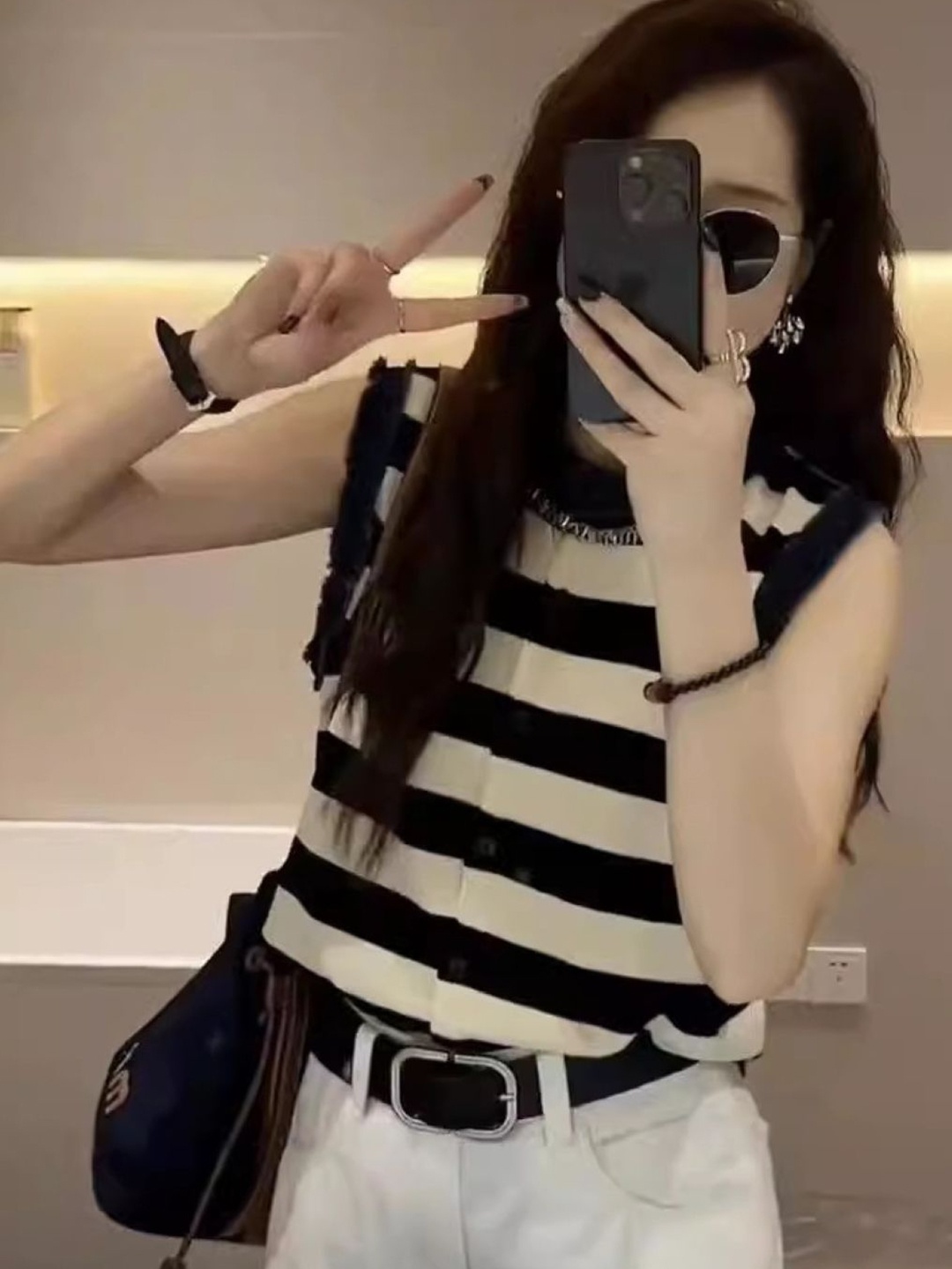 

KPOP Women Striped V-Neck Sleeveless Top, Cream