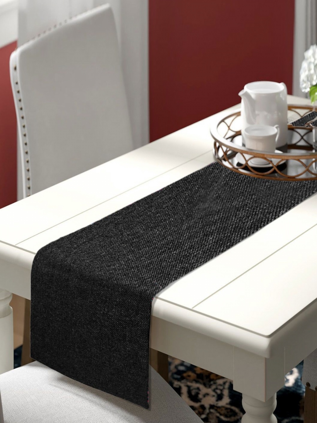 

Lushomes Black Rectangular Table Runner