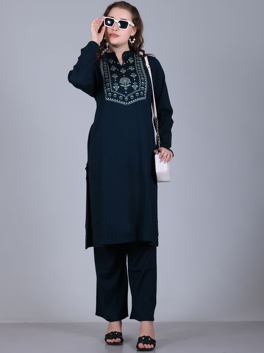 

MONTREX Women Floral Yoke Design Regular Kurta with Trousers, Blue