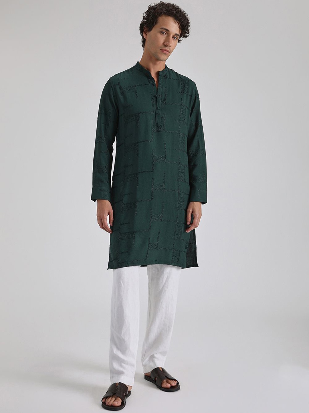 

Banana Club Geometric Embroidered Thread Work Mandarin Collar Straight Kurta, Green
