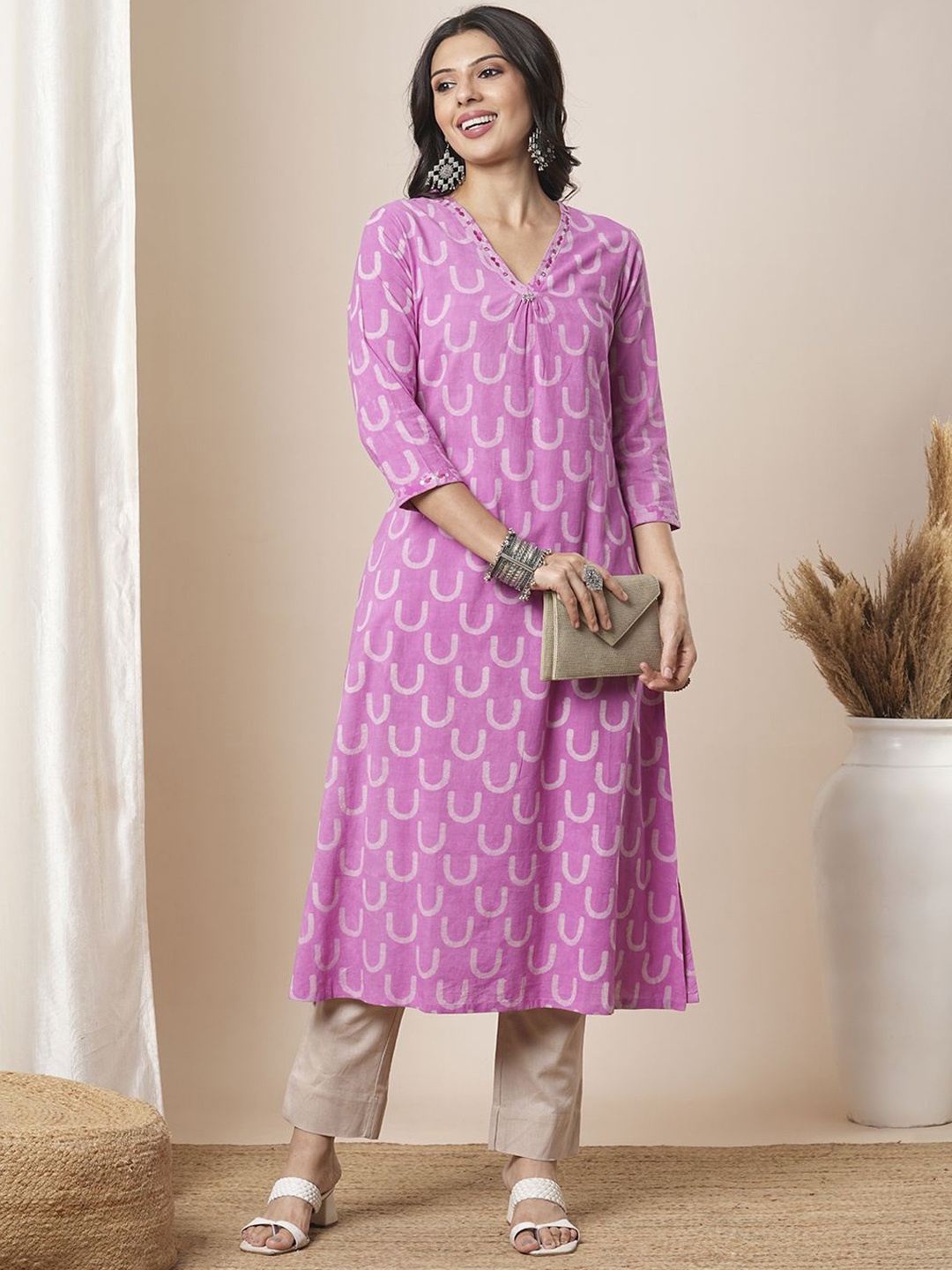 

KAMI KUBI Women Geometric Embroidered Kurta, Pink