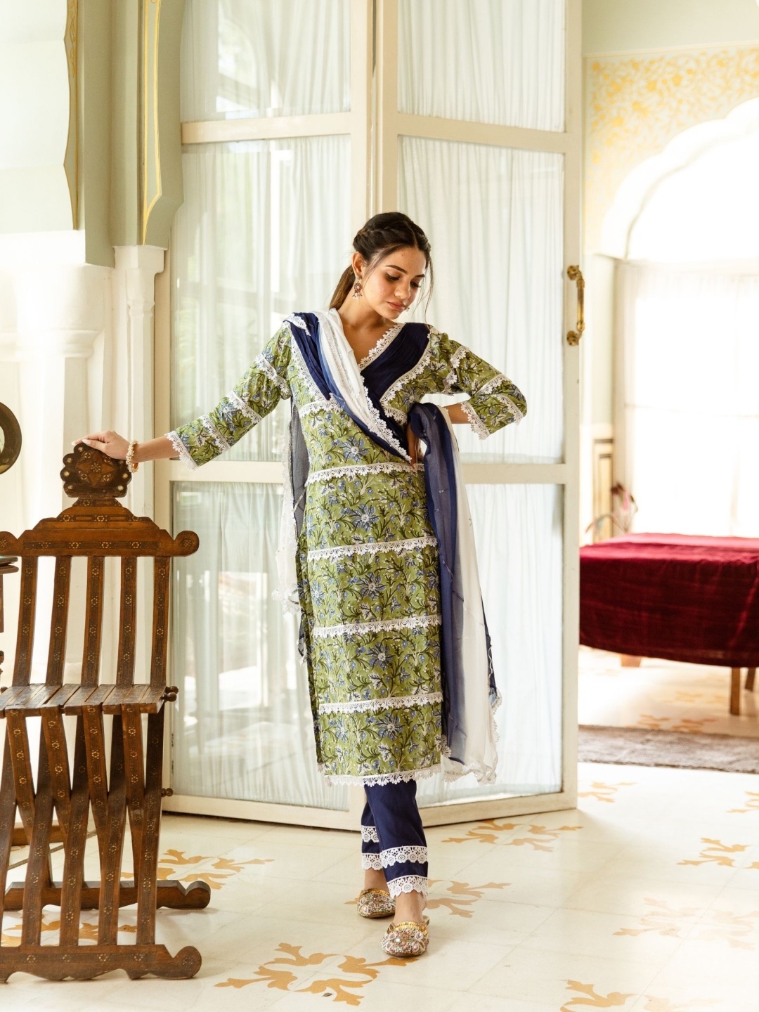 

ASHEERA Women Floral Printed Regular Gotta Patti Pure Cotton Kurta with Trousers & With Dupatta, Green