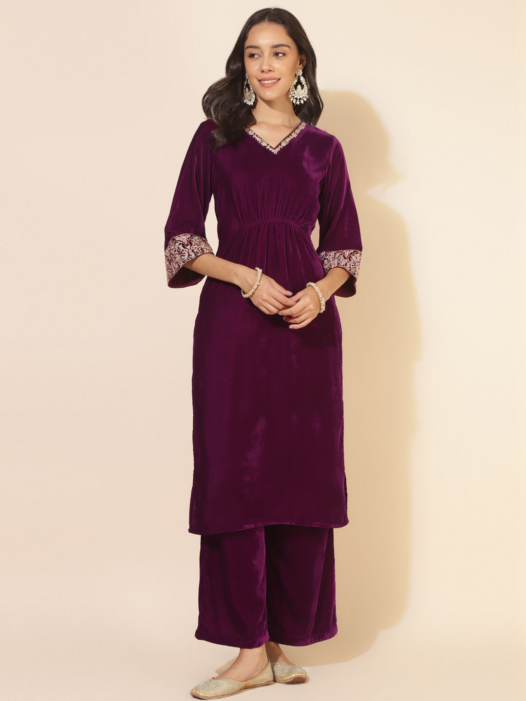 

Janasya Floral Embroidered Velvet Straight Kurta With Palazzo, Purple