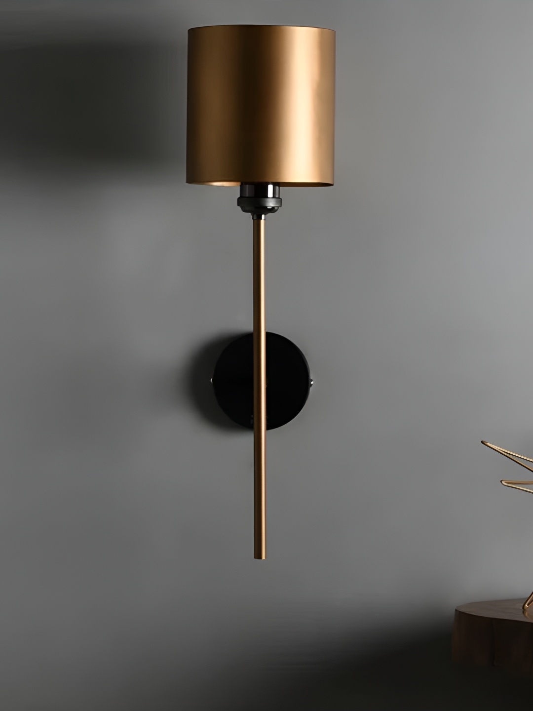

THE BLACK STEEL Gold-Toned & Black Metal Cylinder Shaped Wall Lamp